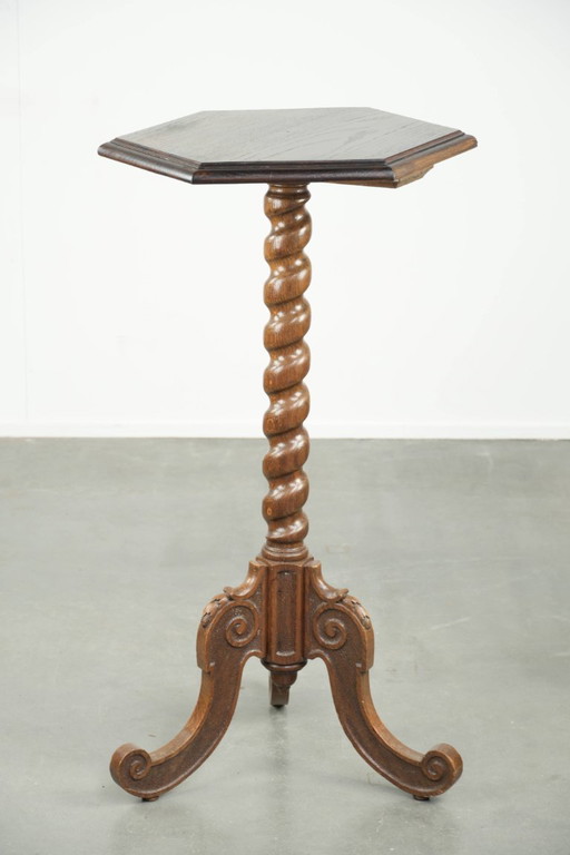 Élégante table d'appoint/table haute ancienne en chêne, ornée de magnifiques sculptures sur bois et dotée d'un pied tourné.