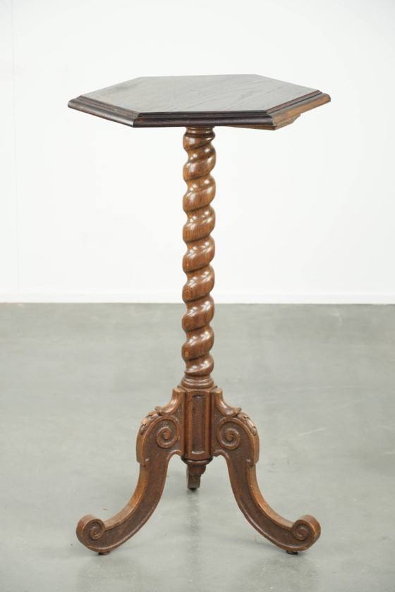 Image 1 of Élégante table d'appoint/table haute ancienne en chêne, ornée de magnifiques sculptures sur bois et dotée d'un pied tourné.