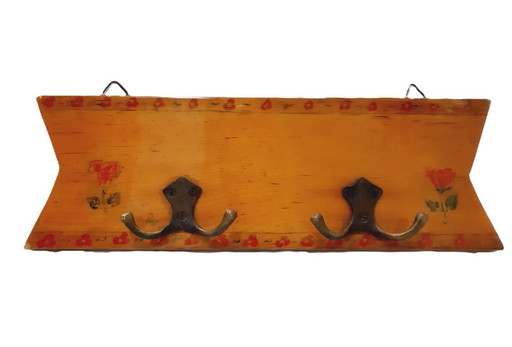 Vintage-Wandregal aus Holz mit Messinghaken