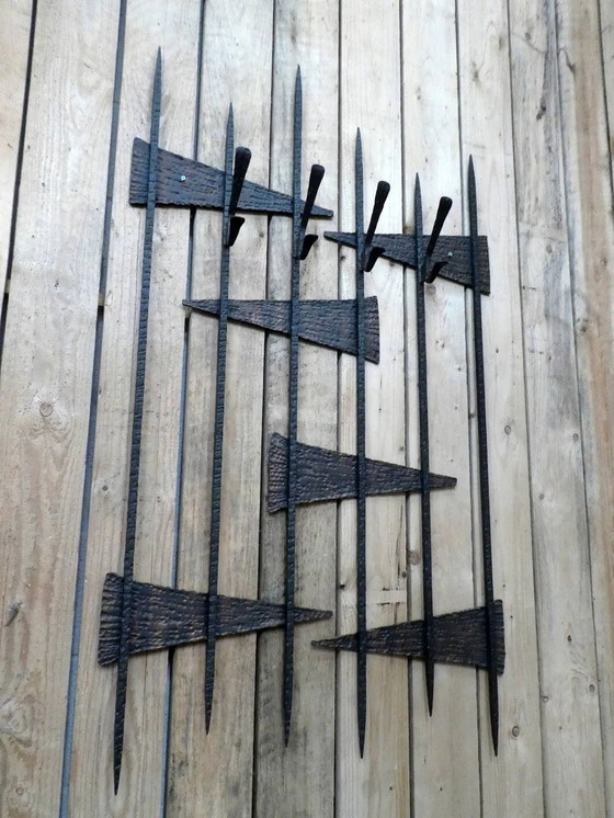 perchero brutalista, 1970 – polished steel, Hierro (photo 2 of 7)