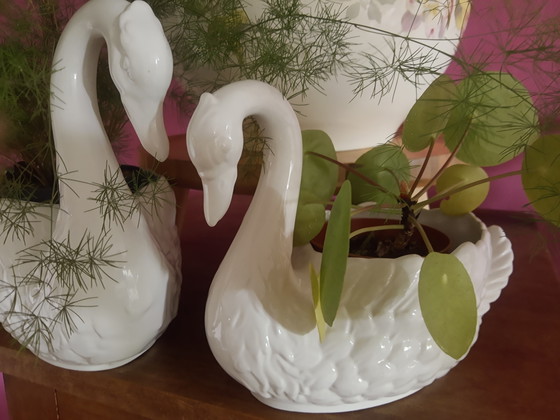 Ensemble de 2 magnifiques pots de fleurs en porcelaine blanche de style Mid-Century, en forme de cygne, de 2 (photo 9 of 14)