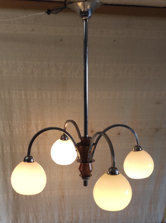 Image 1 of Art Deco kroonluchter met 4 lampen, uitgevoerd in verchroomd metaal met opalen bollen - jaren 1940/50