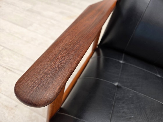 Image 1 of Deense fauteuil uit de jaren 70, zwart kunstleer, teakhout.