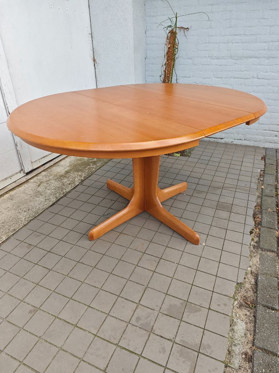 Vintage Round Extendable Table - Wood – Dining tables (photo 12 of 14)