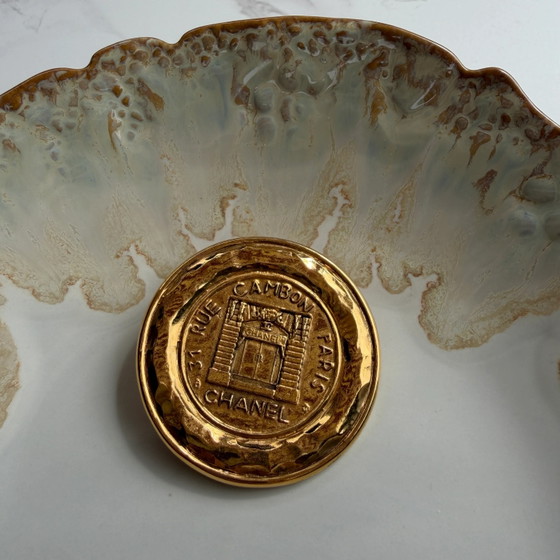 Spilla Chanel vintage Rue Cambon placcata oro – Oggetti decorativi (photo 5 of 7)