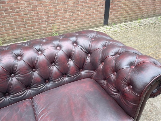Image 1 of Sofá Chesterfield inglés de cuero color burdeos.