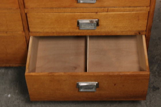 Image 1 of Grote antieke apothekerskast met 55 laden • Vintage hout