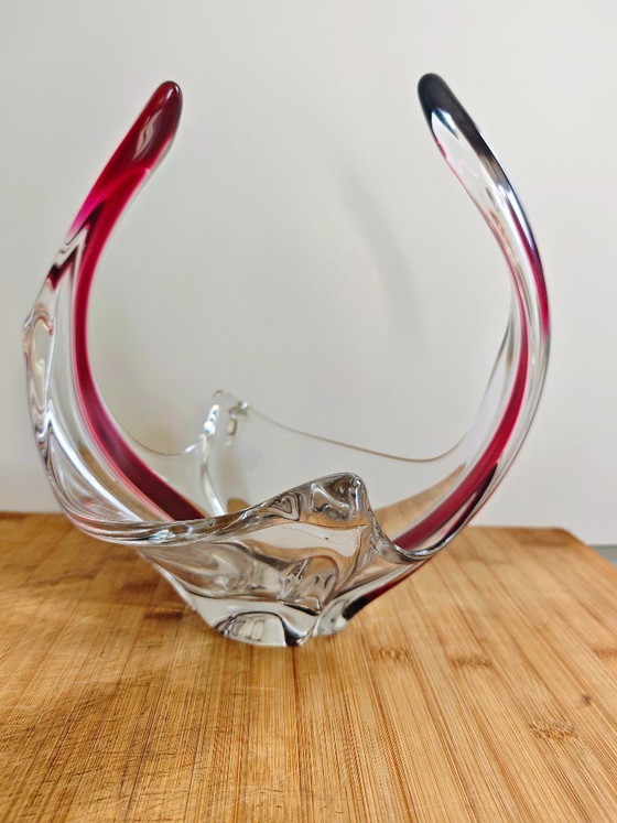 Image 1 of Coupe sculpturale vintage en cristal — « verre balancé » — cristal clair avec accent rouge/bordeaux