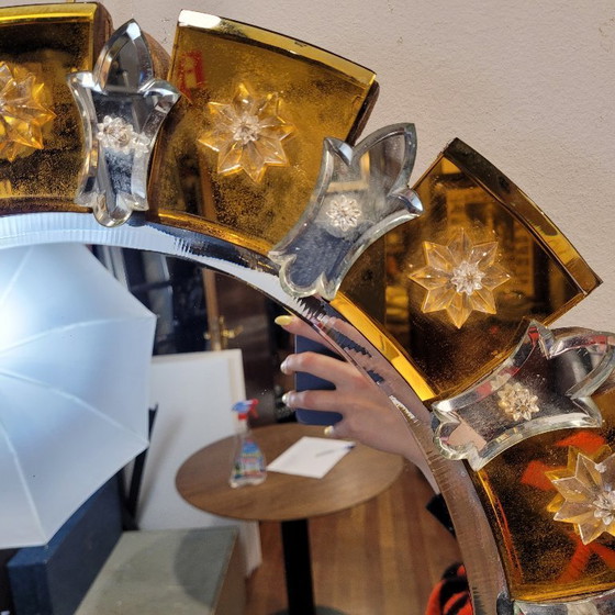 Image 1 of "Zon"-spiegel van Murano-glas, amberkleur, 20e eeuw – Italië