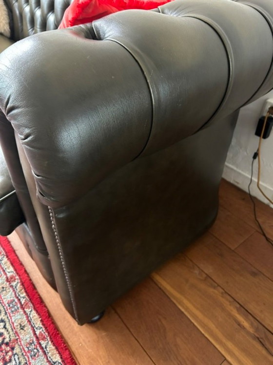 Beautiful Spacious Green Leather Chesterfield 2-Seater – 200 Cm – 2 seaters (photo 5 of 5)