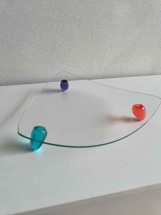 Bandeja de vidrio posmoderna con patas coloridas, década de 1980-1990.