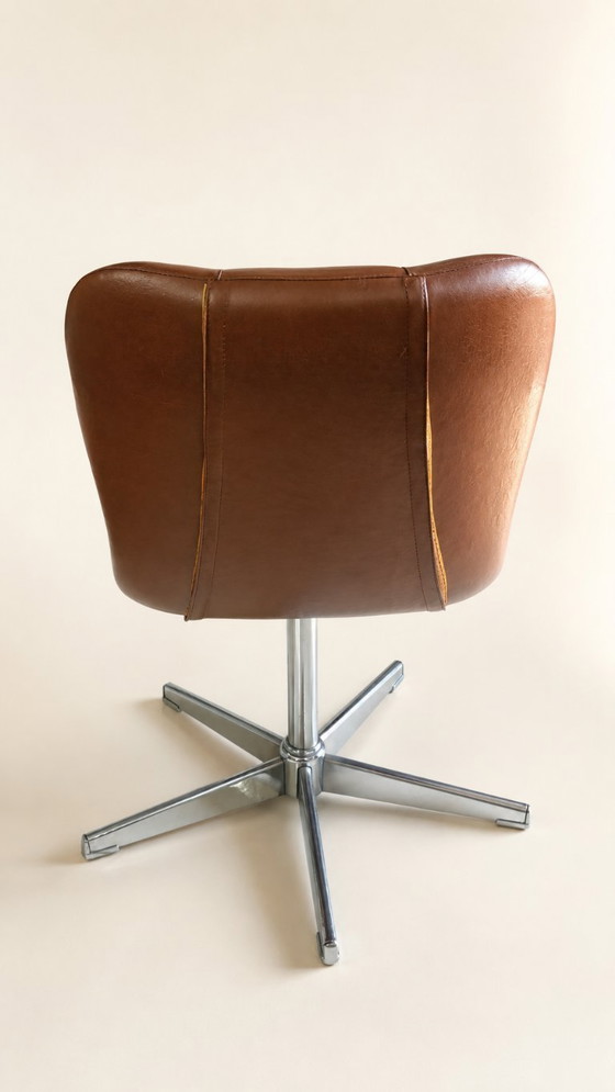 Image 1 of Een paar draaibare fauteuils uit de jaren 60/70 in bruin kunstleer en verchroomd metaal, vintage stoelen in de stijl van het mid