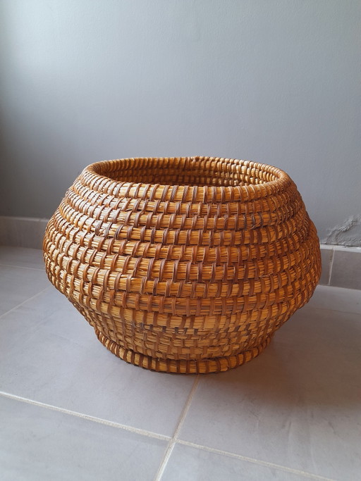Maceta antigua hecha de paja y zarzas, 1950.