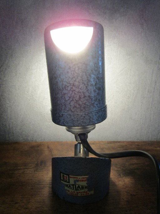 Industriële lamp jaren 50 in gegalvaniseerd staal, van het merk Nachet