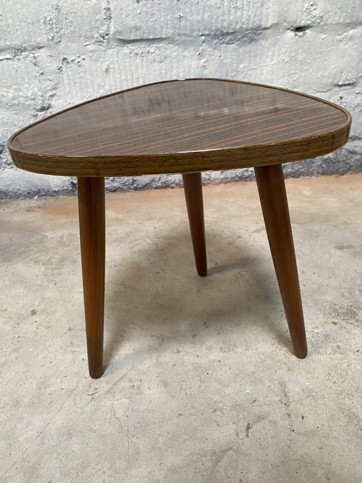 Table d'appoint marron en formica