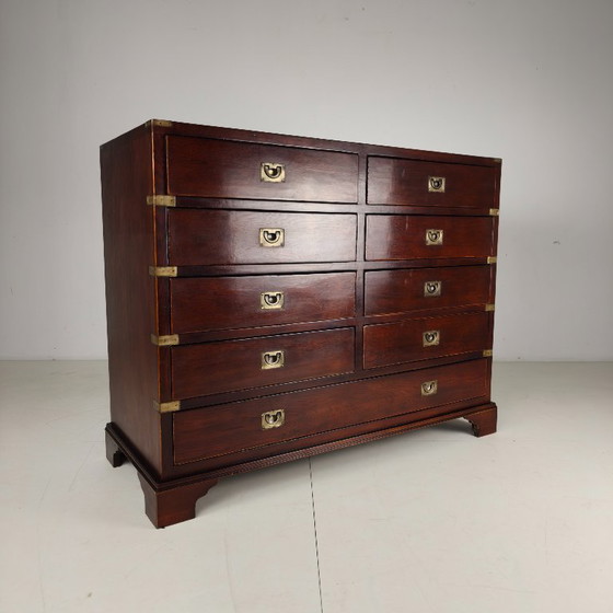 Image 1 of Engelse campagnecommode met messing beslag – 20e eeuw