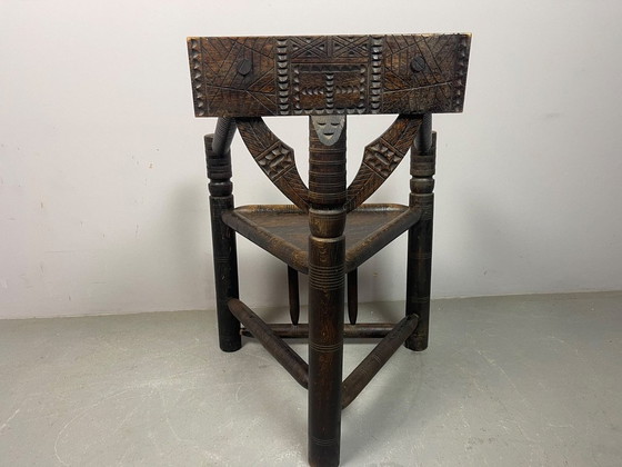 Zeldzame Ethiopische Gurage Hoofdmanstoel, handgesneden hardhout, ca. jaren 30. – Eetkamerstoelen, Wood (photo 14 of 17)