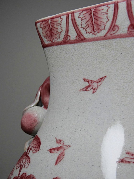 Image 1 of Roze chinoiserie balustervaas met perzikkleurige handvatten, Staffordshire-stijl, Engeland