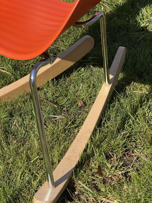 Sedia a dondolo Tom Vac, rossa su cromo con base in legno di faggio
