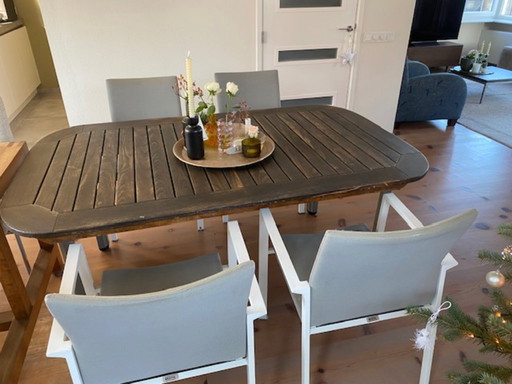 TABLE DE JARDIN EN TECK AVEC 6 CHAISES (empilables)