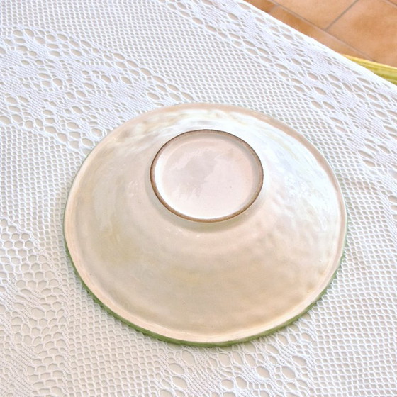 Image 1 of Grote vintage saladeschaal van aardewerk in zonnebloemkleur, handbeschilderd.