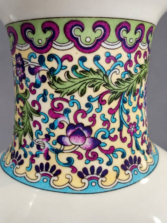 Elegant baluster porcelain vase, Jingdezhen, Polychrome decor and gilding, Ceramic, White, Aziatisch (photo 10 of 12)