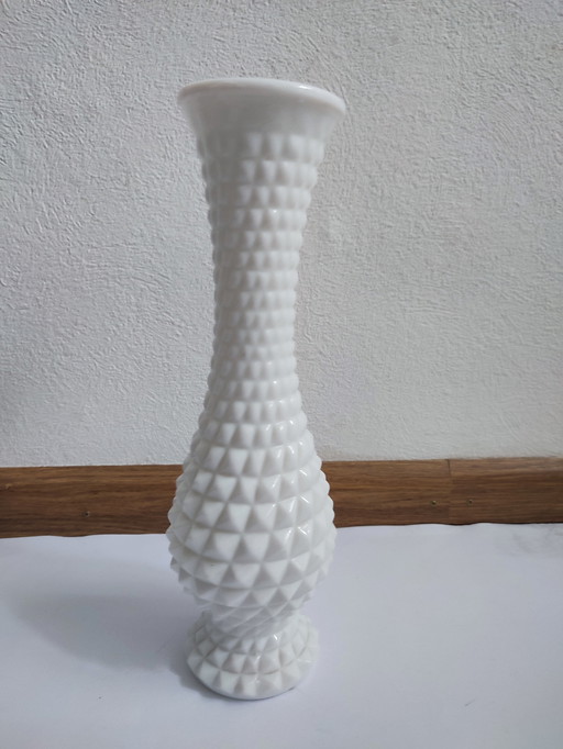 Seventies Retro Vase en verre blanc opalin motif diamant