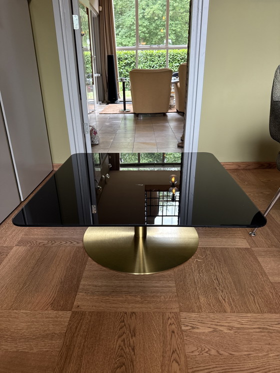 Image 1 of Table basse carrée Flash de Tom Dixon - verre noir, pieds dorés