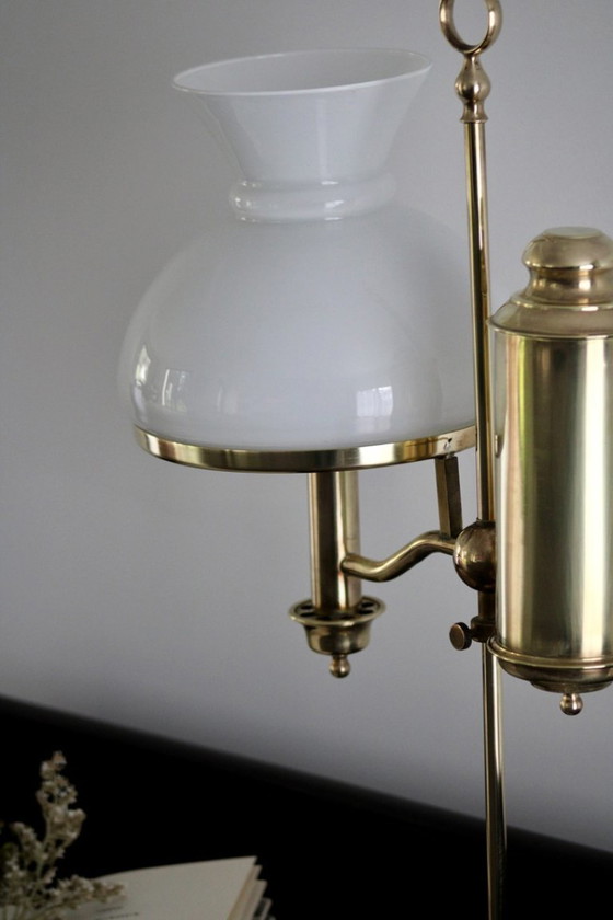 Image 1 of Lámpara inglesa en latón y opalina