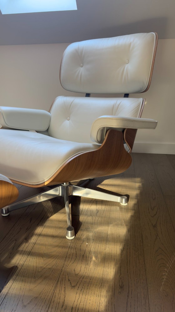 Fauteuil et repose-pieds Vitra Eames en noyer et cuir blanc – Chaises & fauteuils, Leather, Metal (photo 3 of 18)