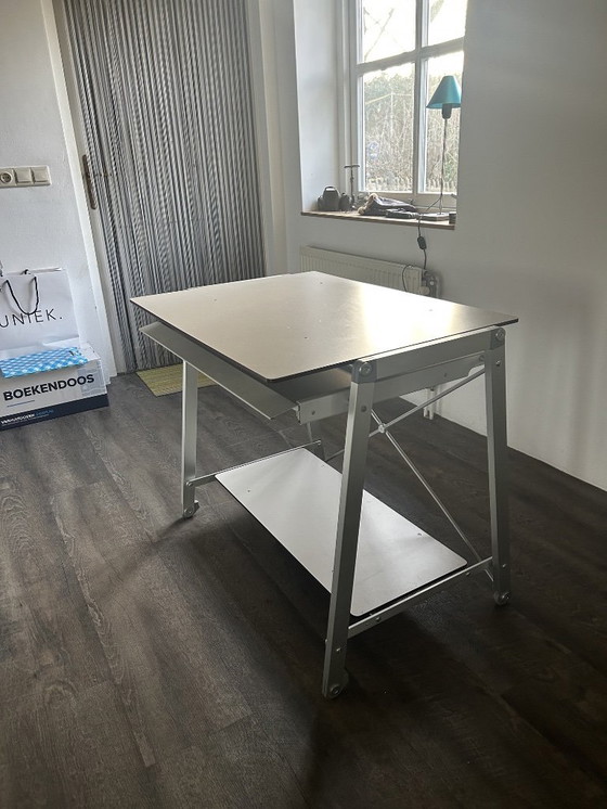 Image 1 of Table design pratique pour espace de travail