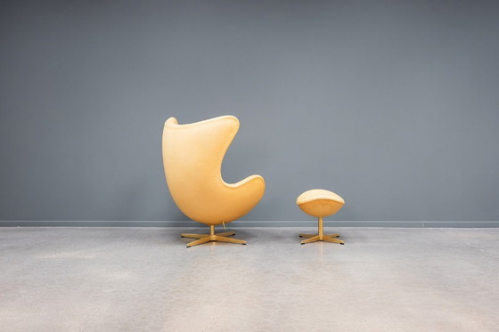 Image 1 of Poltrona a uovo + pouf