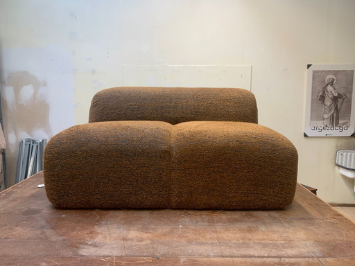 Canapé lounge sculptural - Unica en bouclé kiwi (2 places, 140 cm)