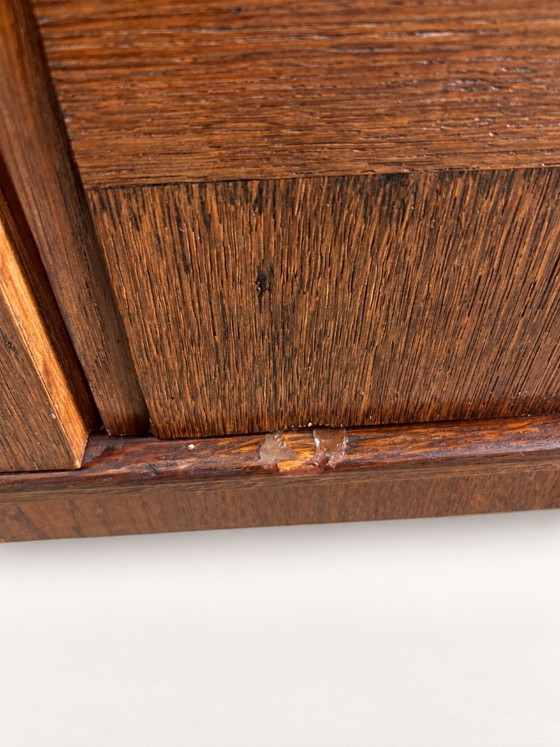 Cassettiera Vintage Art Déco | Mobile in Legno con Impiallacciatura Geometrica, Maniglie in Ottone e (photo 5 of 15)