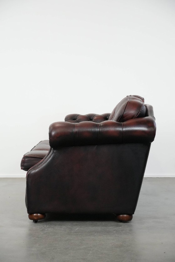 Image 1 of Rotes 2,5-Sitzer-Chesterfield-Sofa auf Rollen im englischen Stil