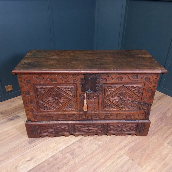 Image 1 of coffre en bois de châtaignier du XVIIIe siècle