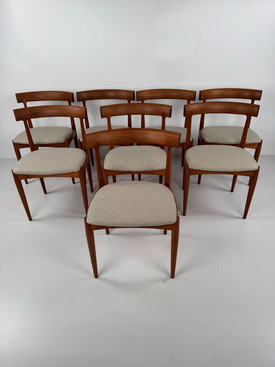 Image 1 of Set van 8 model nr. 7 eetkamerstoelen van Johannes Andersen voor Uldum Møbelfabrik