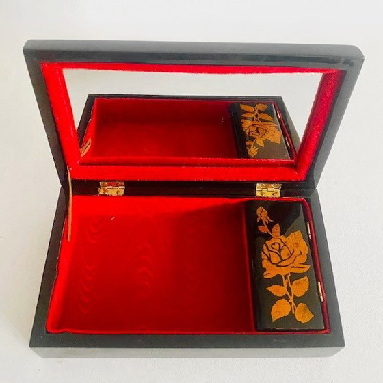 Image 1 of Boîte à bijoux japonaise vintage incrustée de nacre