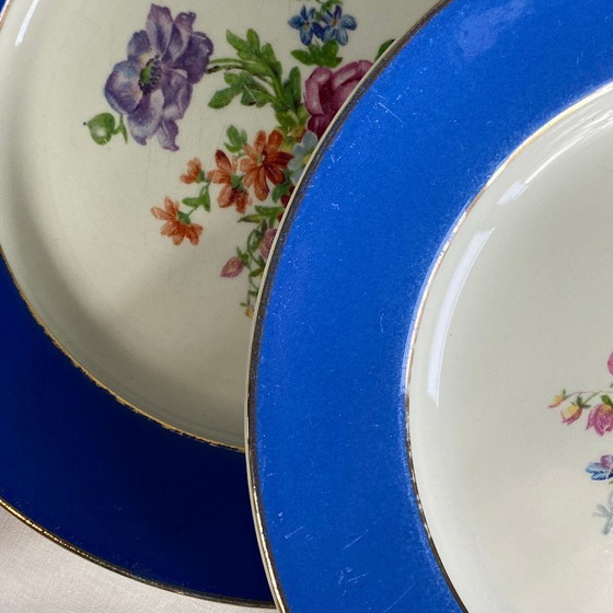 Image 1 of 6 piatti da portata antichi in terracotta blu con decorazioni floreali e dorate, Saint Amand Hamage Orchies