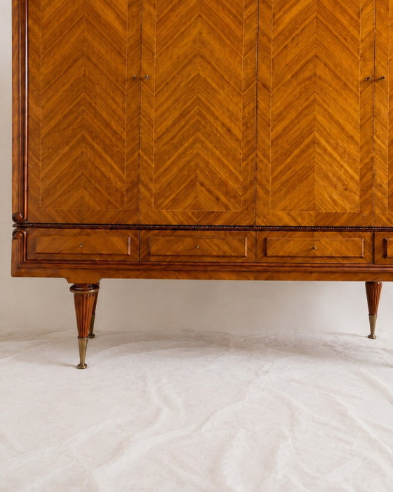Vintage houten kledingkast met 4 deuren, chevronpatroon, spiegel en gouden poten. – Kledingkasten, Wood (photo 6 of 7)