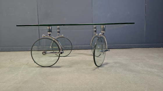 Image 1 of Table basse en verre à roulettes, années 1980