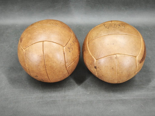 Par de pelotas medicinales de cuero vintage, Checoslovaquia, década de 1950.