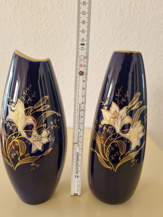 Image 1 of Limburgse porseleinen vazen ​​(2x) – kobaltblauw met gouden lelies – vintage, made in Germany