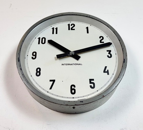 Image 1 of Grijze industriële fabriekswandklok van International, jaren 50