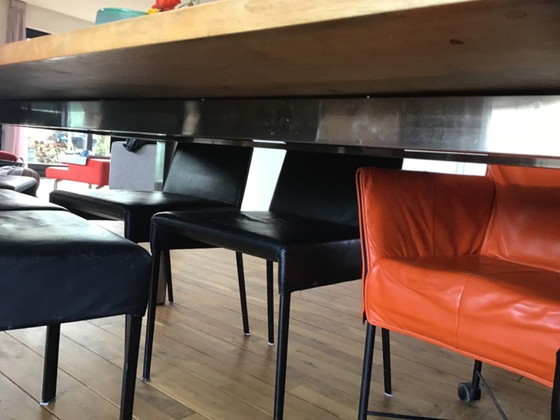 Image 1 of Massief notenhouten tafel met roestvrijstalen poten