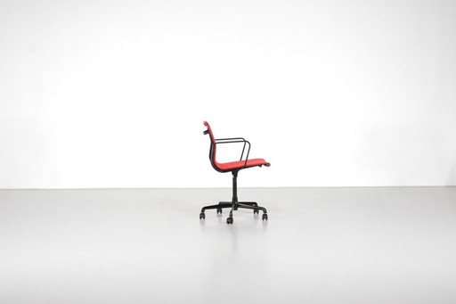 Sessel „EA 117“ von Charles Ray Eames für ICF USA 1969.