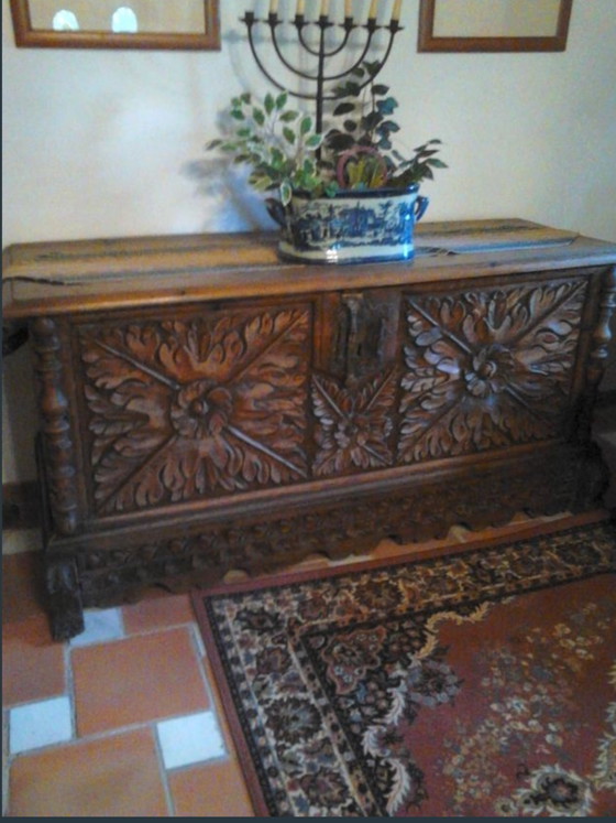 Grote, fraaie Spaanse kastanjehouten kist met houtsnijwerk, 178 cm lang, jaren 1860. – Opbergkast, Iron, Wood (photo 3 of 6)