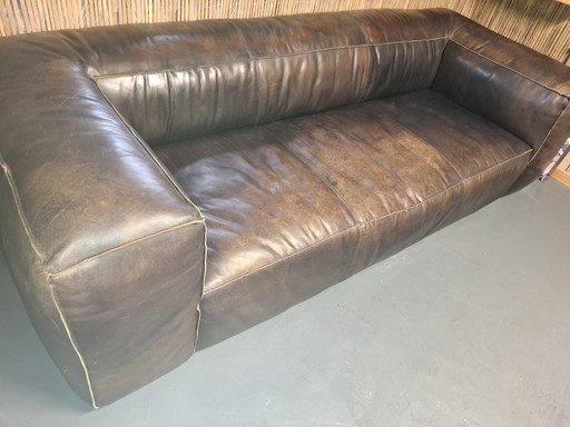 Canapé en cuir lourd et extrêmement résistant.