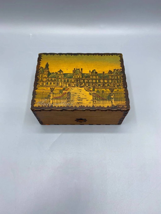 Houten souvenirdoos met pyrografie, afbeelding van het kasteel van Fontainebleau. – decoratieve objecten, Wood