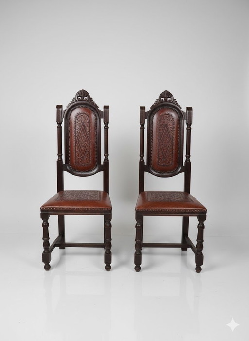 Paar antike Stühle aus geschnitztem Leder im Renaissance-Stil | Spanischer Barockstil um 1880 | Eiche und geprägtes Leder
